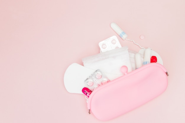 Tampons und Pads auf einem rosa Hintergrund