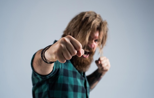 Foto tan enojado cuidado del cabello y la barba hombre brutal confiado y guapo cuidado facial hipster maduro con barba brutal hipster caucásico con bigote hombre listo para luchar hombre barbudo expresa agresión