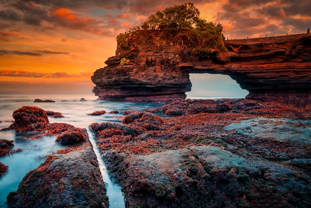 Foto tanah lot tempel auf see bei sonnenuntergang in bali island, indonesien.