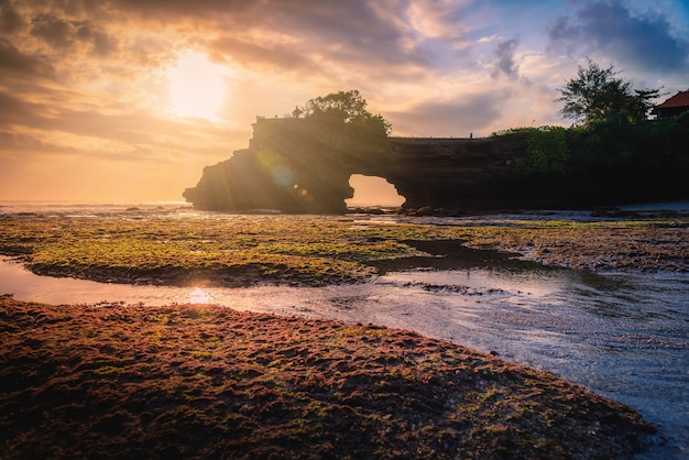 Tanah Lot Temple auf Meer bei Sonnenuntergang in Bali-Insel