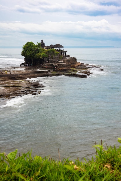 Tanah lot templo hindú en la costa rocosa en la isla de Bali Indonesia