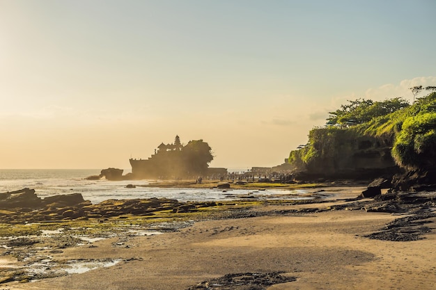 Foto tanah lot - templo no oceano bali, indonésia