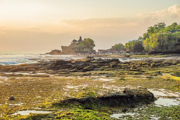 Tanah Lot - Templo en el océano Bali, Indonesia