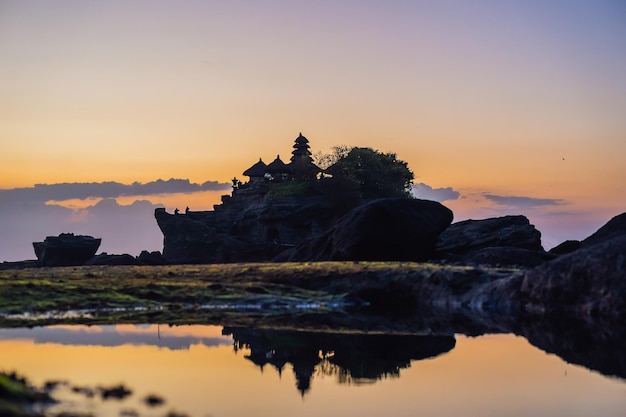 Tanah Lot - Templo en el océano Bali, Indonesia