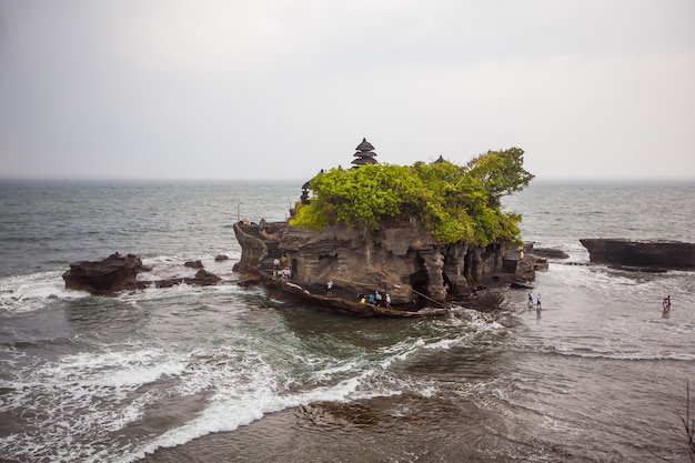 Tanah lot wassertempel. exotischer tourismus. der rest des äquators. bali, indonesien