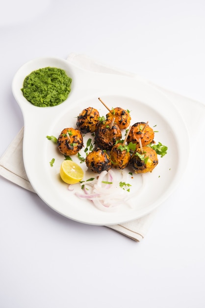 Tandoori aloo son patatas asadas con especias indias. Es un aperitivo de fiesta servido con chutney verde. enfoque selectivo