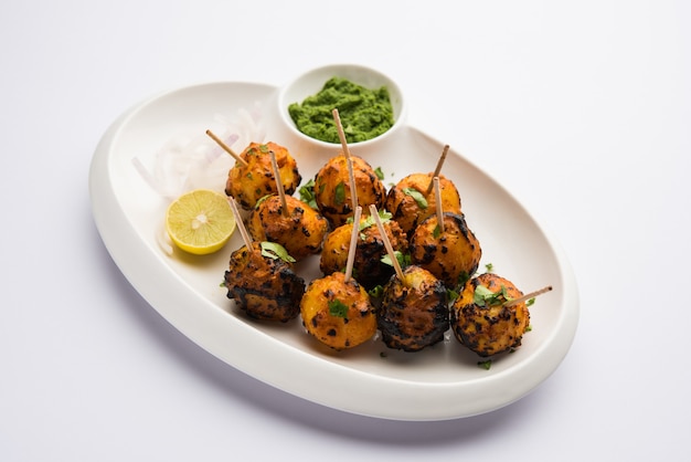 Tandoori aloo son patatas asadas con especias indias. Es un aperitivo de fiesta servido con chutney verde. enfoque selectivo