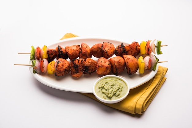 Tandoori aloo tikka ou batatas grelhadas de churrasco