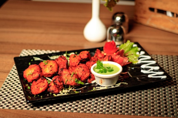 Tandoori Chicken Tikka Kebabs mit grünem Chutney