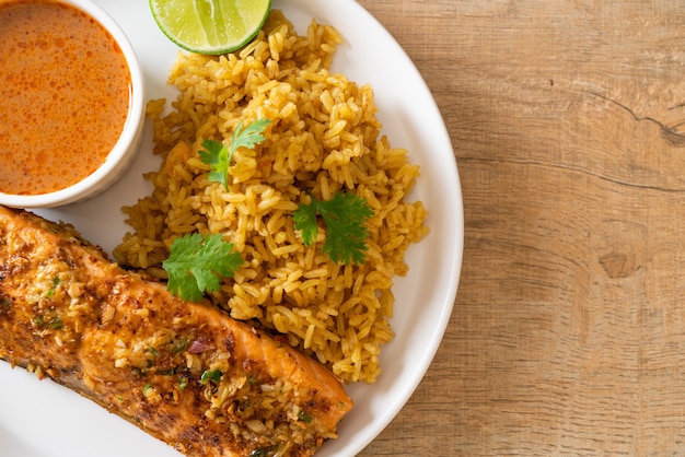 Tandoori de salmão grelhado na frigideira com arroz masala - estilo de comida muçulmana