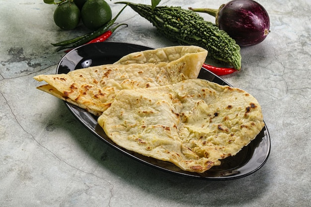 Foto tandoori indiano, pão naan com queijo