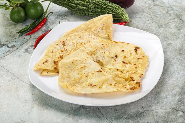 Foto tandoori indiano, pão naan com queijo