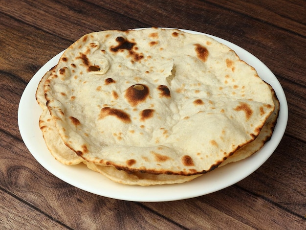 Tandoori Roti aislado sobre un enfoque selectivo de fondo de madera rústica