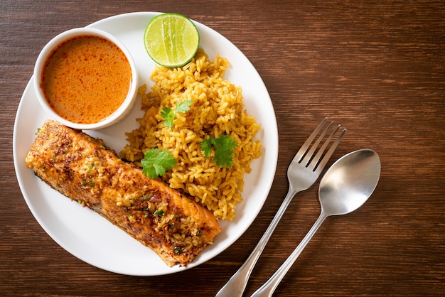 Foto tandoori de salmón braseado con arroz masala - comida musulmana