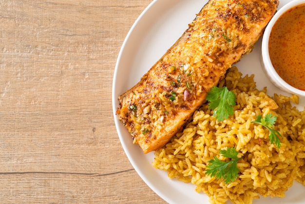 tandoori de salmón a la sartén con arroz masala - estilo de comida musulmana