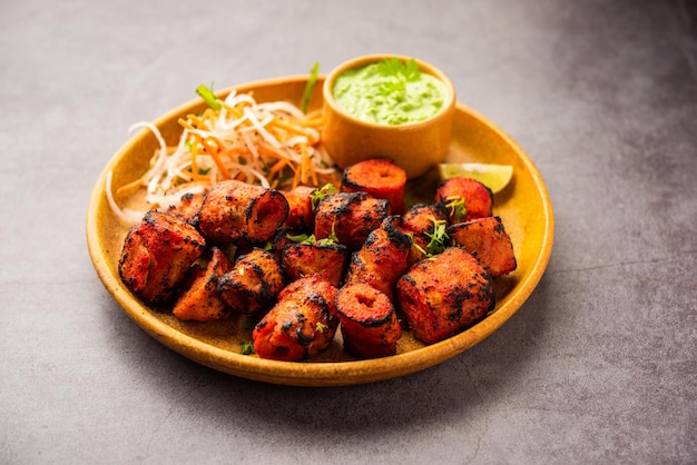 Tandoori Soya Chaap oder Soja-Chap-Gericht, zubereitet durch Marinieren in Tandoori-Gewürzen, Nahaufnahmeansicht