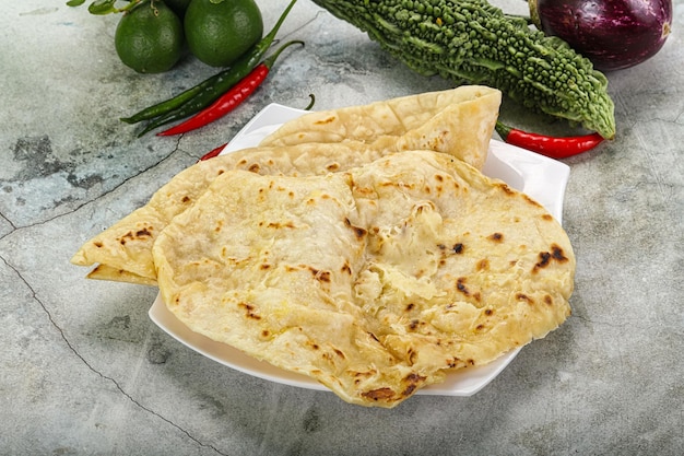 Foto tandori indio pan naan con queso