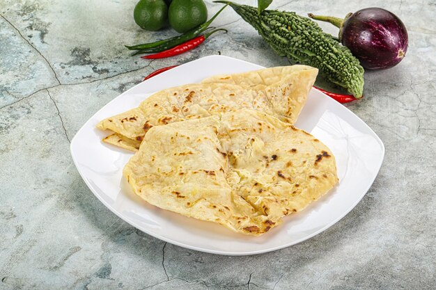 Foto tandori indio pan naan con queso