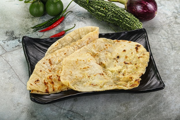 Foto tandori indio pan naan con queso