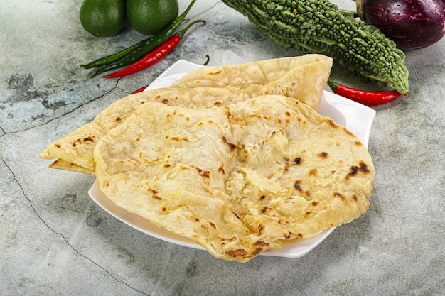 Foto tandori indio pan naan con queso