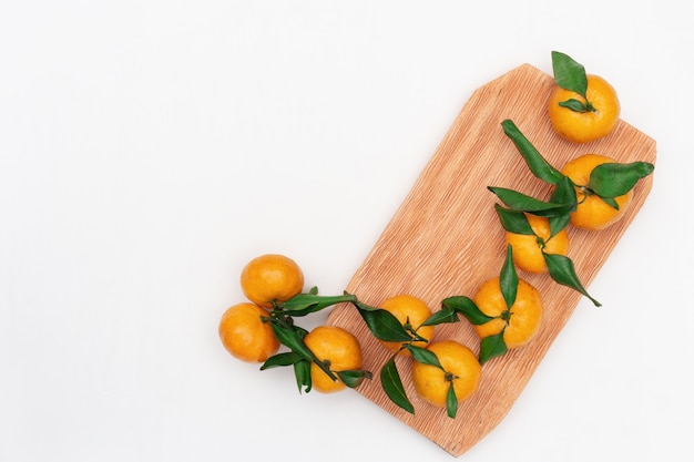 Tangerina de frutas cítricas frescas ou mandarim em fundo branco, com espaço de cópia