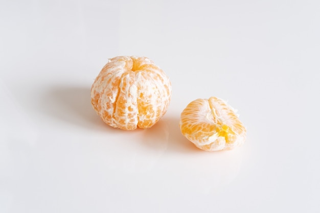 Tangerina descascada ou tangerina e fatias de tangerina
