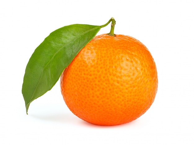 Tangerina laranja com folha isolada
