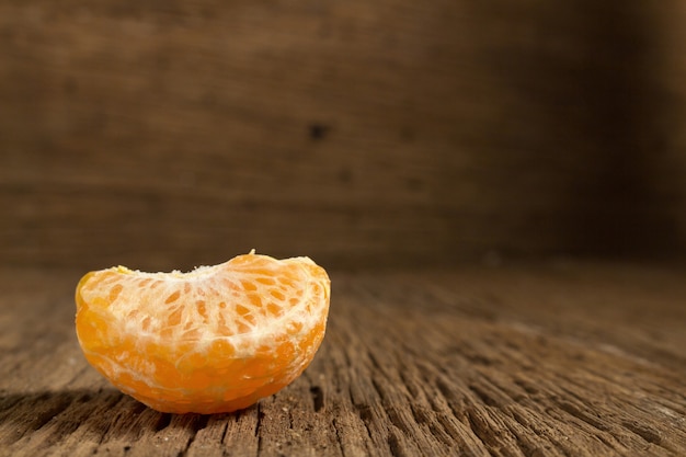 Tangerina. laranja Doce. em madeira. textura de madeira