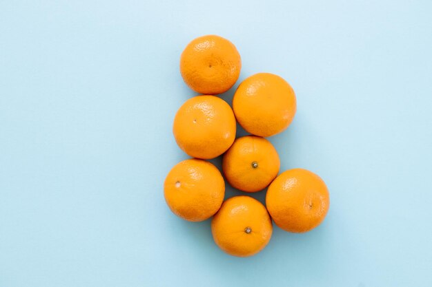 Tangerina laranja em um fundo azul