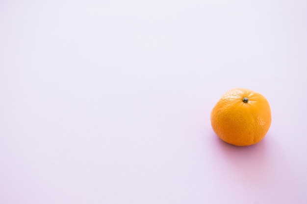 Tangerina laranja em um fundo rosa