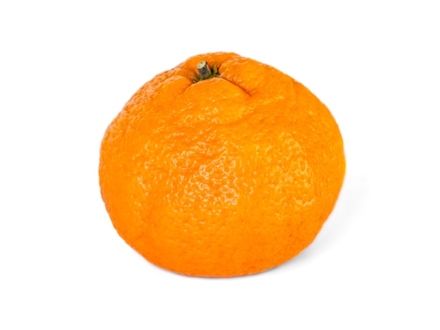 Tangerina (tangerina) isolada em uma fruta branca e crua.