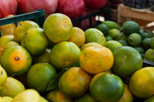 Tangerinas amarelas e verdes no balcão do mercado. vitaminas e saúde da natureza na estação fria. fechar-se.