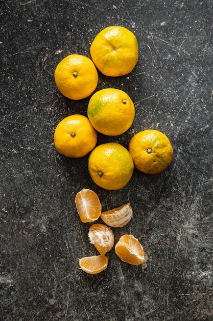 Tangerinas amarelas frescas na velha mesa de cozinha Vista superior