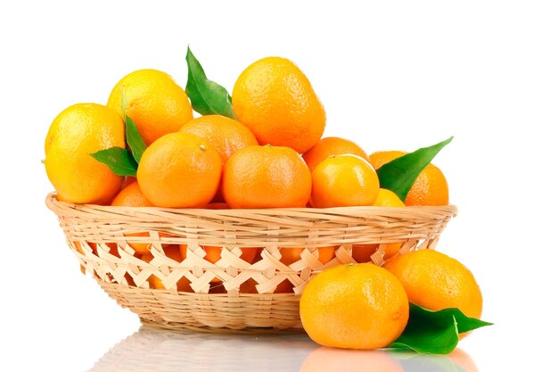 Tangerinas com folhas em uma bela cesta isolada no branco