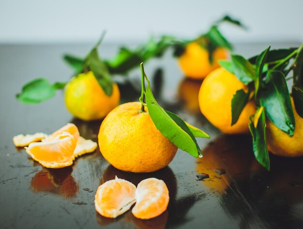 Tangerinas com folhas em uma mesa de madeira