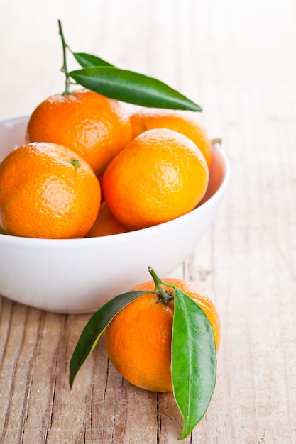 Tangerinas com folhas na tigela