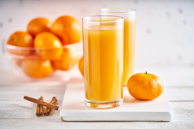 Foto tangerinas com um copo de suco. foto de alta qualidade