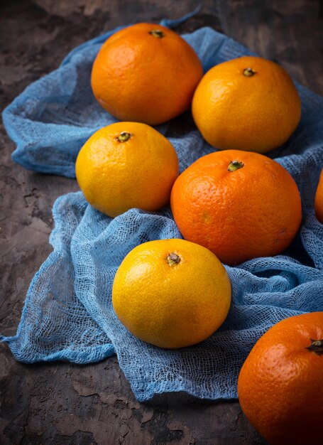 Tangerinas de laranja doce em fundo de concreto