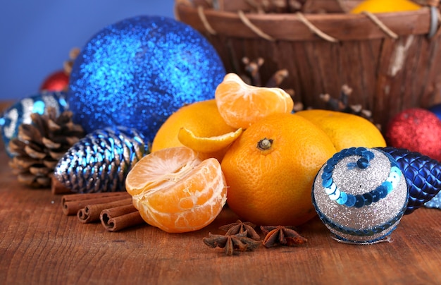 Tangerinas de Natal e brinquedos de Natal em close-up de mesa de madeira