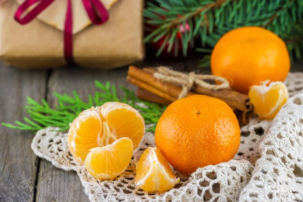 Tangerinas de natal em um guardanapo em uma mesa