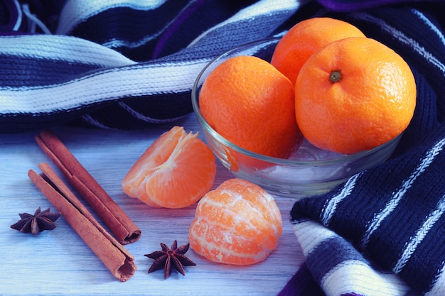 Tangerinas de tangerinas naturais com especiarias aromáticas e cachecol de malha quente