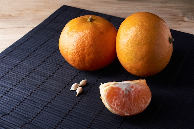 Tangerinas deliciosas e bonitas. Laranja descascada e fatias de laranja com tangerina