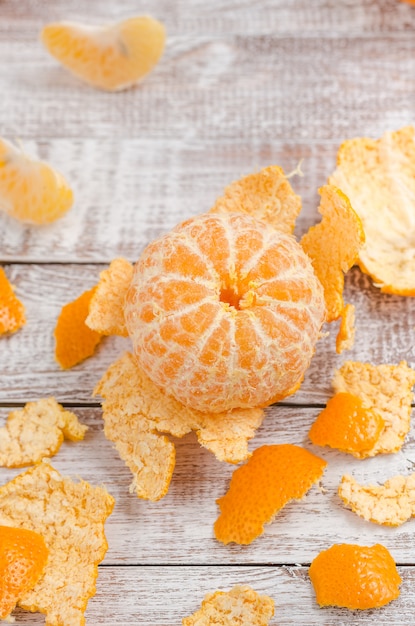 Tangerinas descascadas em fundo de madeira