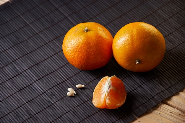 Foto tangerinas em chapa na superfície preta