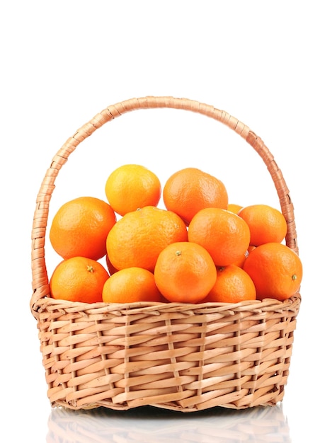 Tangerinas em uma linda cesta isolada em branco