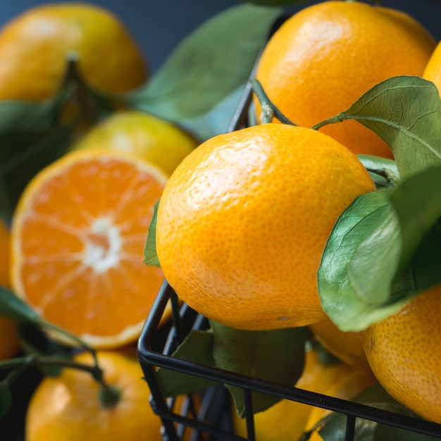 Tangerinas frescas com folhas. Alimentação saudável . Fechar-se.