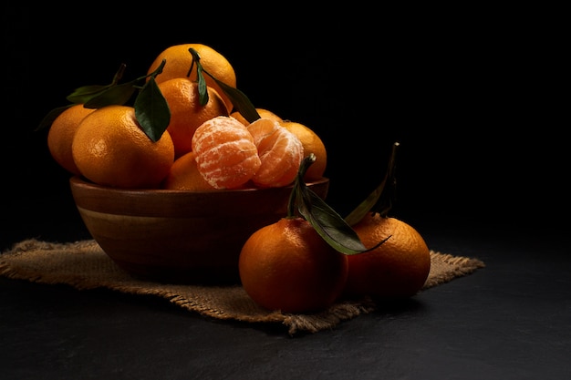 Tangerinas frescas com folhas em uma tigela