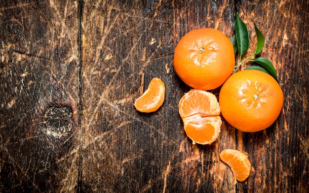 Tangerinas frescas com folhas verdes.