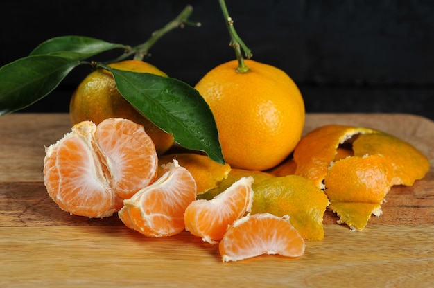 Tangerinas frescas com folhas