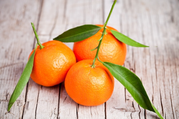 Tangerinas frescas com folhas